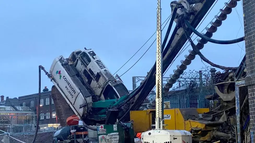 Piling rig topples onto a former Signal Box – digisigrail.co.uk